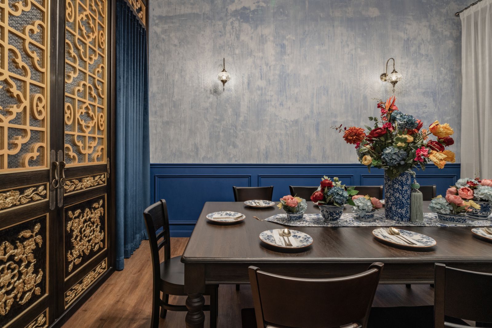 Gilded screens in the private dining room