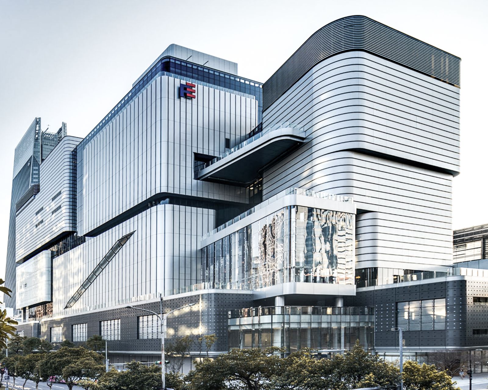 遠百信義 A13 一樓北面廣場/圖片:周世雄藝術團隊提供