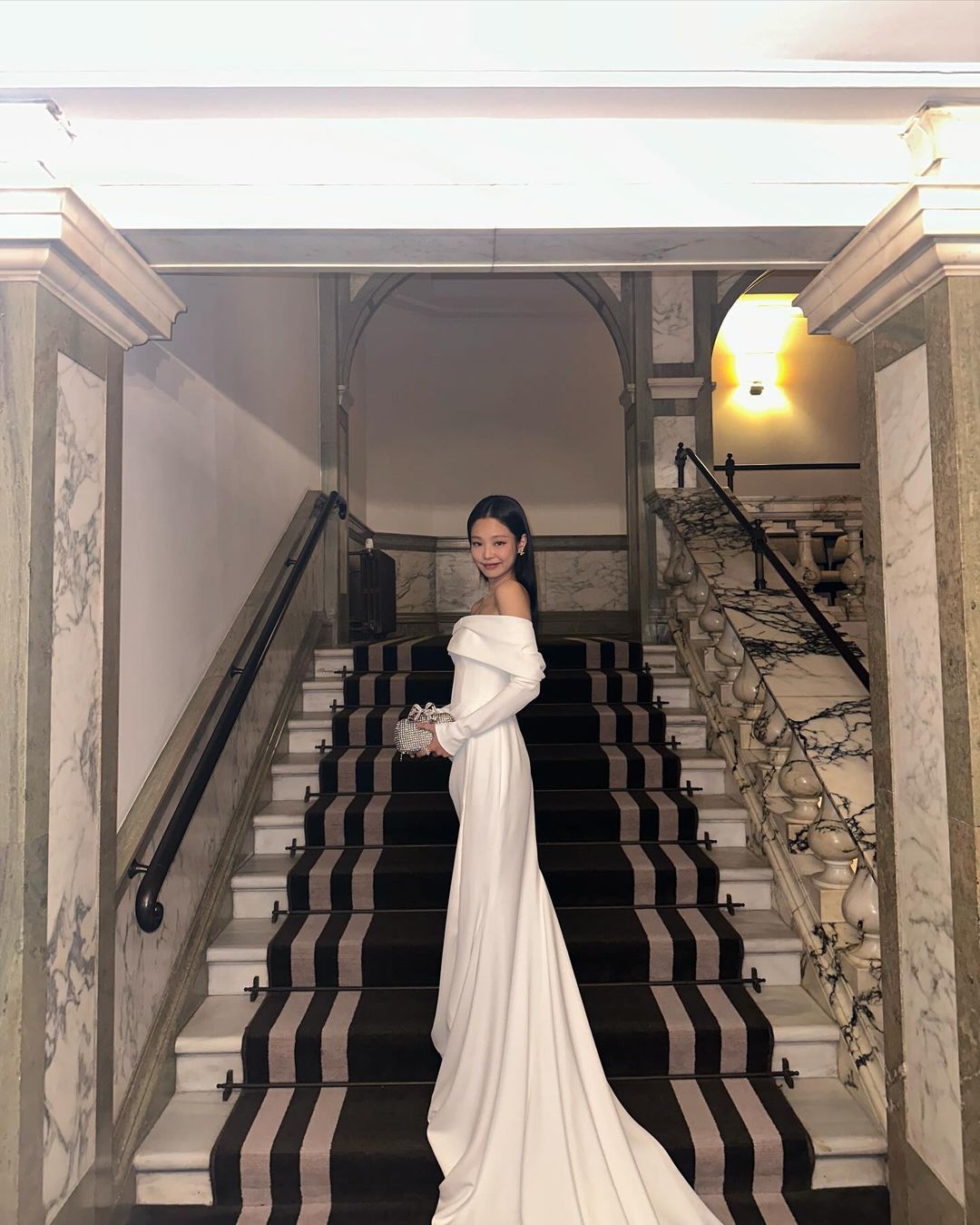 MATICEVSKI優雅露肩長袖禮服(Photo: Instagram / @ jennierubyjane)