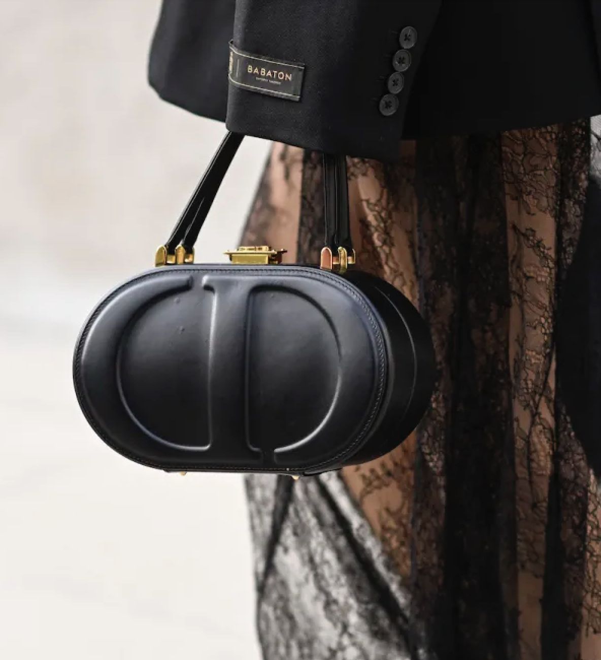 Dior 手拿包(Photo: Instagram / @ sooyaaa__)