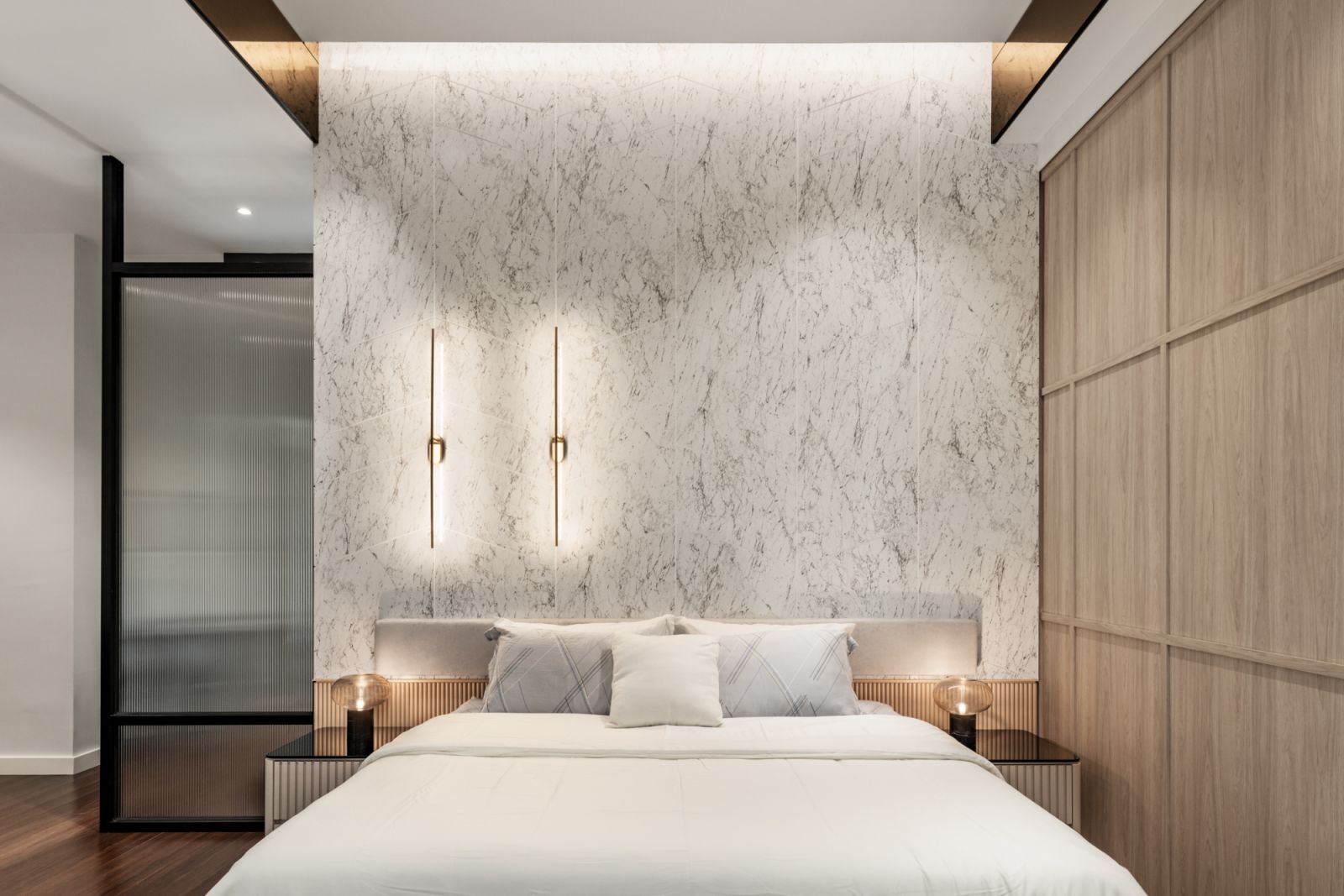 Creamy tones in a bedroom