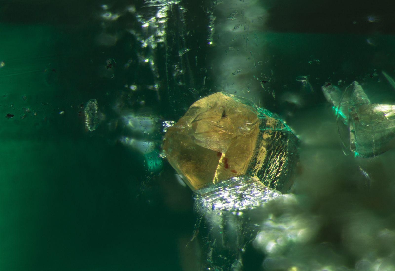 A-003-8646-; parisite crystal in emerald; diffuse fiber optic; FOV 3 mm; EBH