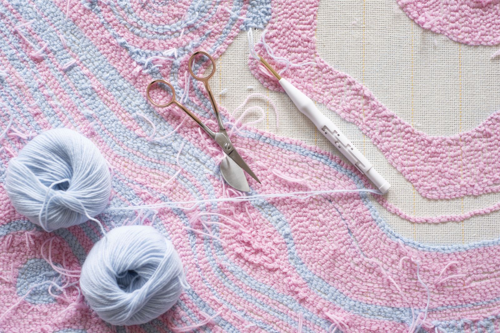 A process of making a woollen wall rug using by hand a punch needle.