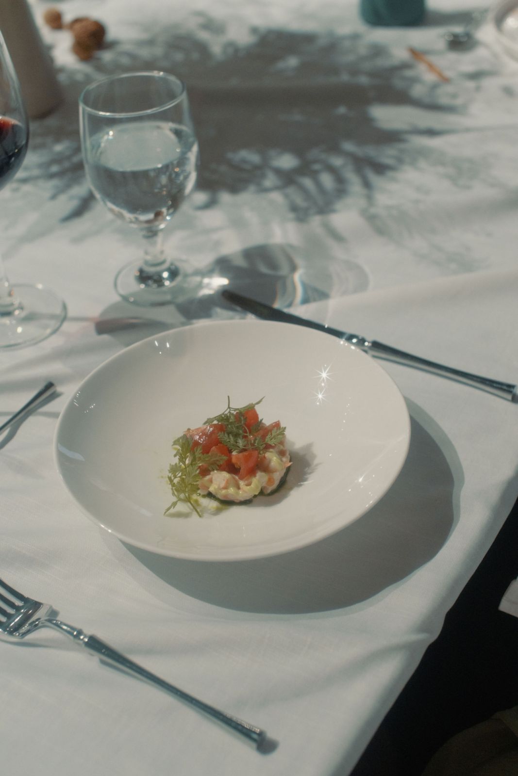 Appetiser: Smoked tiger prawn with heirloom tomato, trout roe and parsley aioli, served with a misty sprinkle of ricotta coconut "snow"