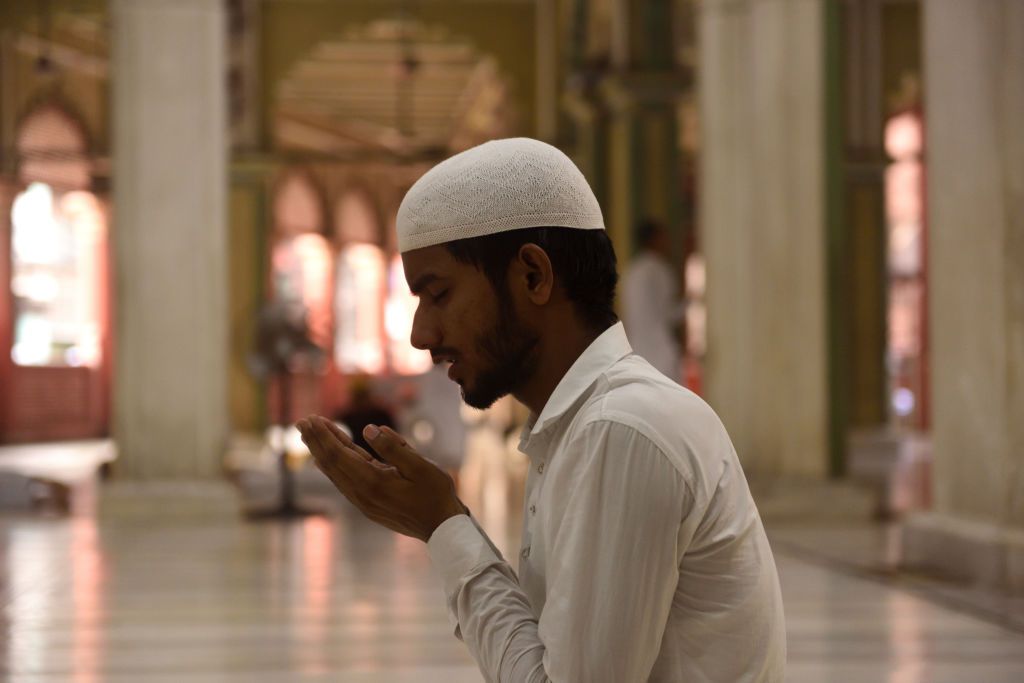 KOLKATA, INDIA - APRIL 29, 2022: Muslims all over the world offered their last Friday (Jumma) prayers of the holy month of Ramadan. This day is called Alvida Jumma or Jamat ul-Vida and is celebrated before Eid al-Fitr, one of the major festivals of the Muslim community. (Photo credit should read Sukhomoy Sen/Eyepix Group/Future Publishing via Getty Images)