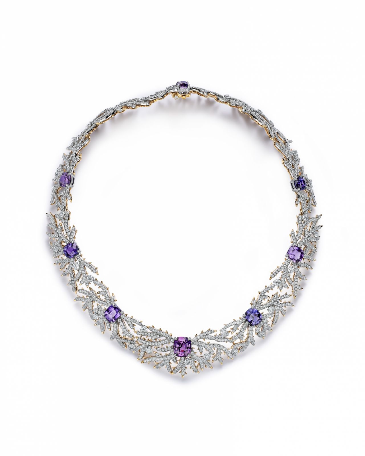 Tiffany & Co. 2023 Blue Book高級珠寶系列幻海秘境Out of the Blue-鉑金與18K金紫色藍寶石與鑽石項鍊。(Photo: Tiffany & Co.)