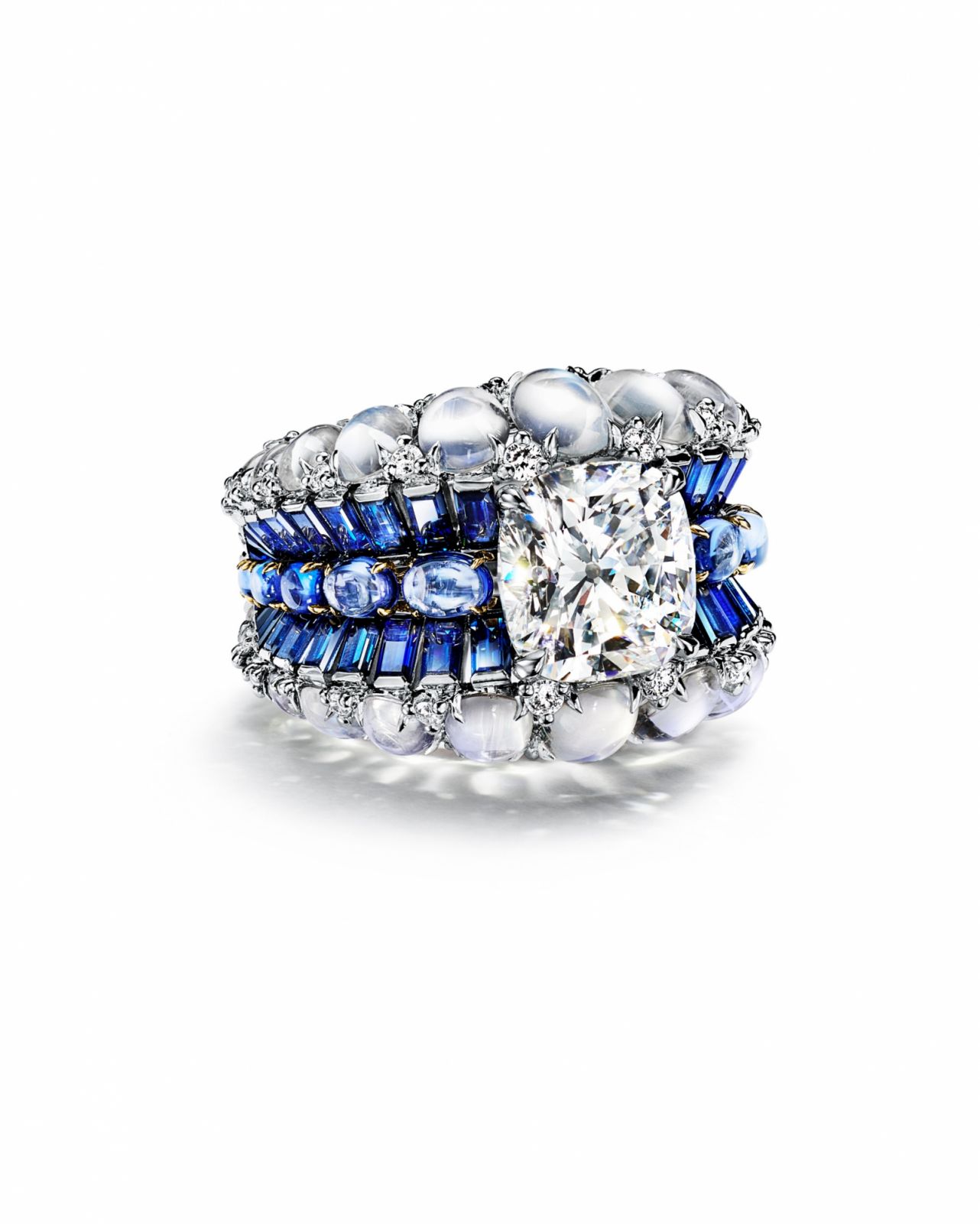 Tiffany & Co. 2023 Blue Book高級珠寶系列幻海秘境Out of the Blue鉑金與18K金鑽石、丹泉石與月光石戒指。(Photo: Tiffany & Co.)
