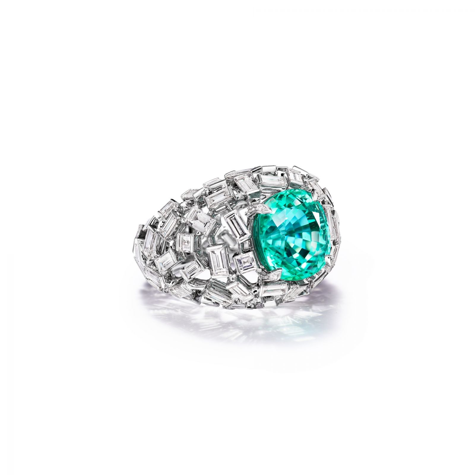 Tiffany & Co. 2023 Blue Book高級珠寶系列幻海秘境Out of the Blue 18K白金綠色銅鋰碧璽與鑽石戒指。(Photo: Tiffany & Co,)