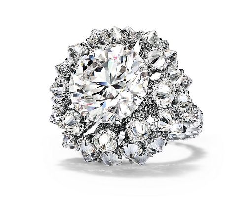 Tiffany & Co. 2023 Blue Book高級珠寶系列幻海秘境Out of the Blue-18K白金10克拉鑽石戒指。(Photo: Tiffany & Co.)