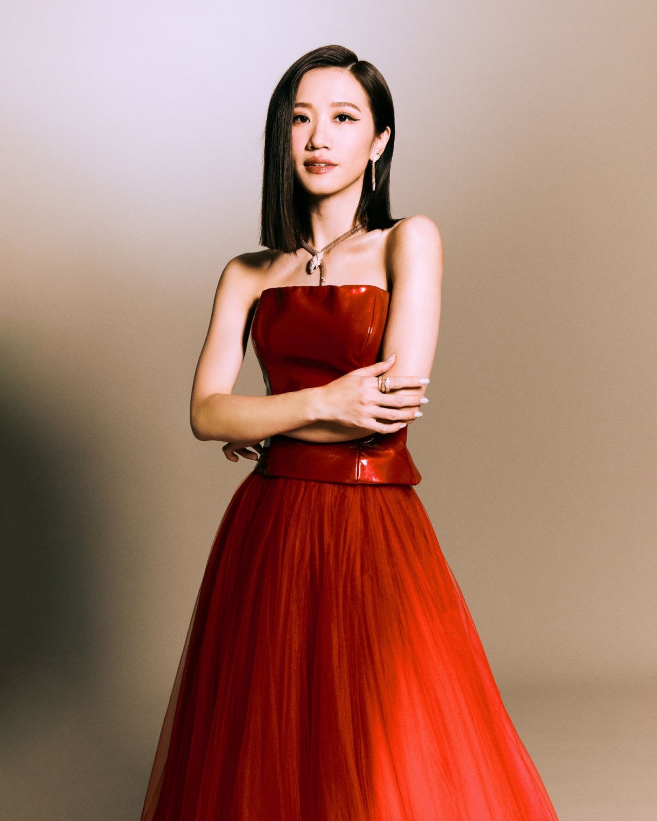 典禮主持人黃路梓茵Lulu以紅色禮服搭配Bulgari珠寶。(Photo: Bulgari)