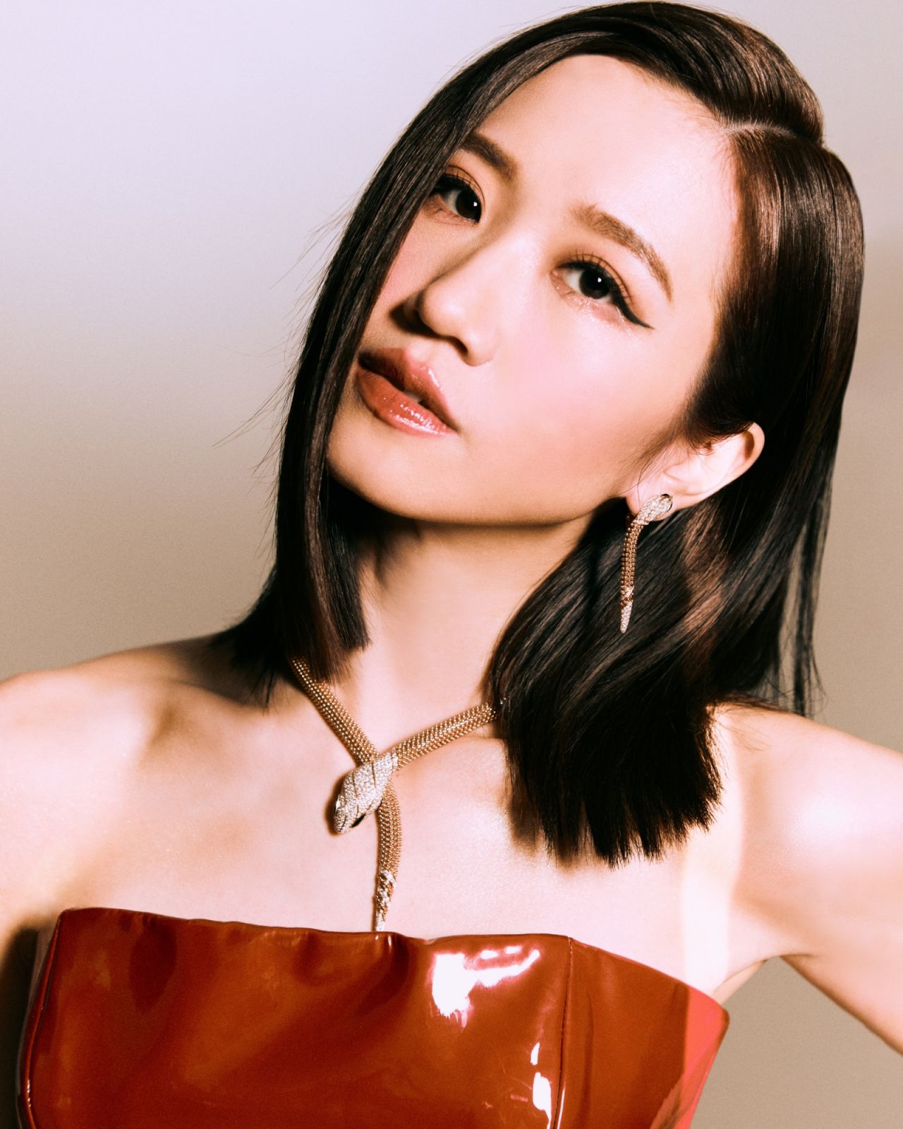 典禮主持人黃路梓茵Lulu以紅色禮服搭配Bulgari珠寶。(Photo: Bulgari)