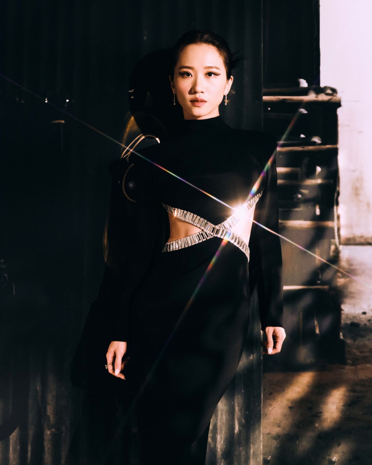 典禮主持人黃路梓茵Lulu穿上黑色禮服搭配De Beers珠寶。(Photo: De Beers)