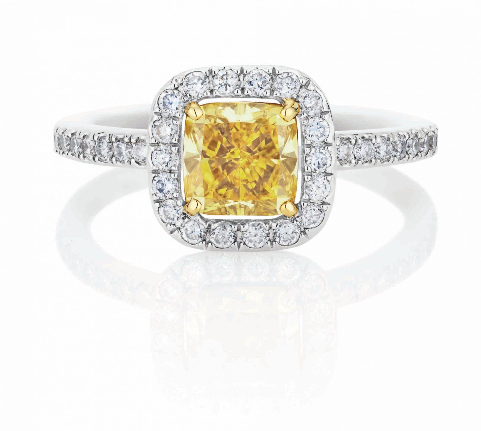 De Beers Aura 高級珠寶枕形切割黃鑽戒指。(Photo: De Beers)