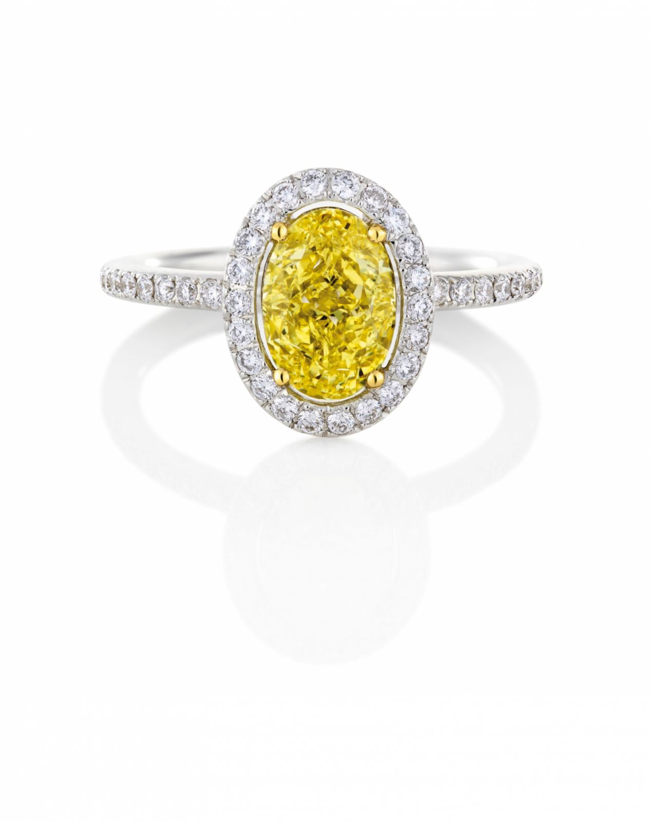 De Beers Aura 高級珠寶橢圓形切割黃鑽戒指。(Photo: De Beers)