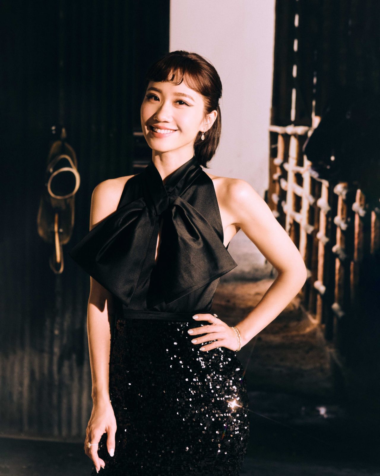 典禮主持人黃路梓茵Lulu以黑色禮服搭配De Beers珠寶。(Photo: De Beers)