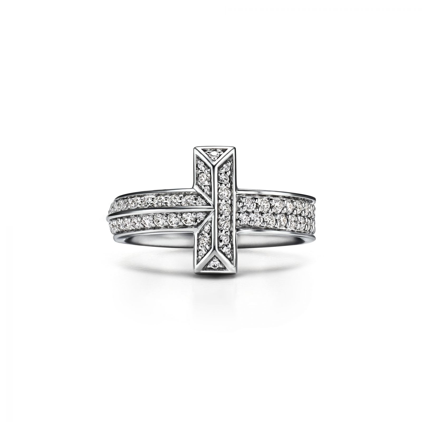 Tiffany T1 18K白金寬版鋪鑲鑽石戒指。(Photo: Tiffany & Co.)
