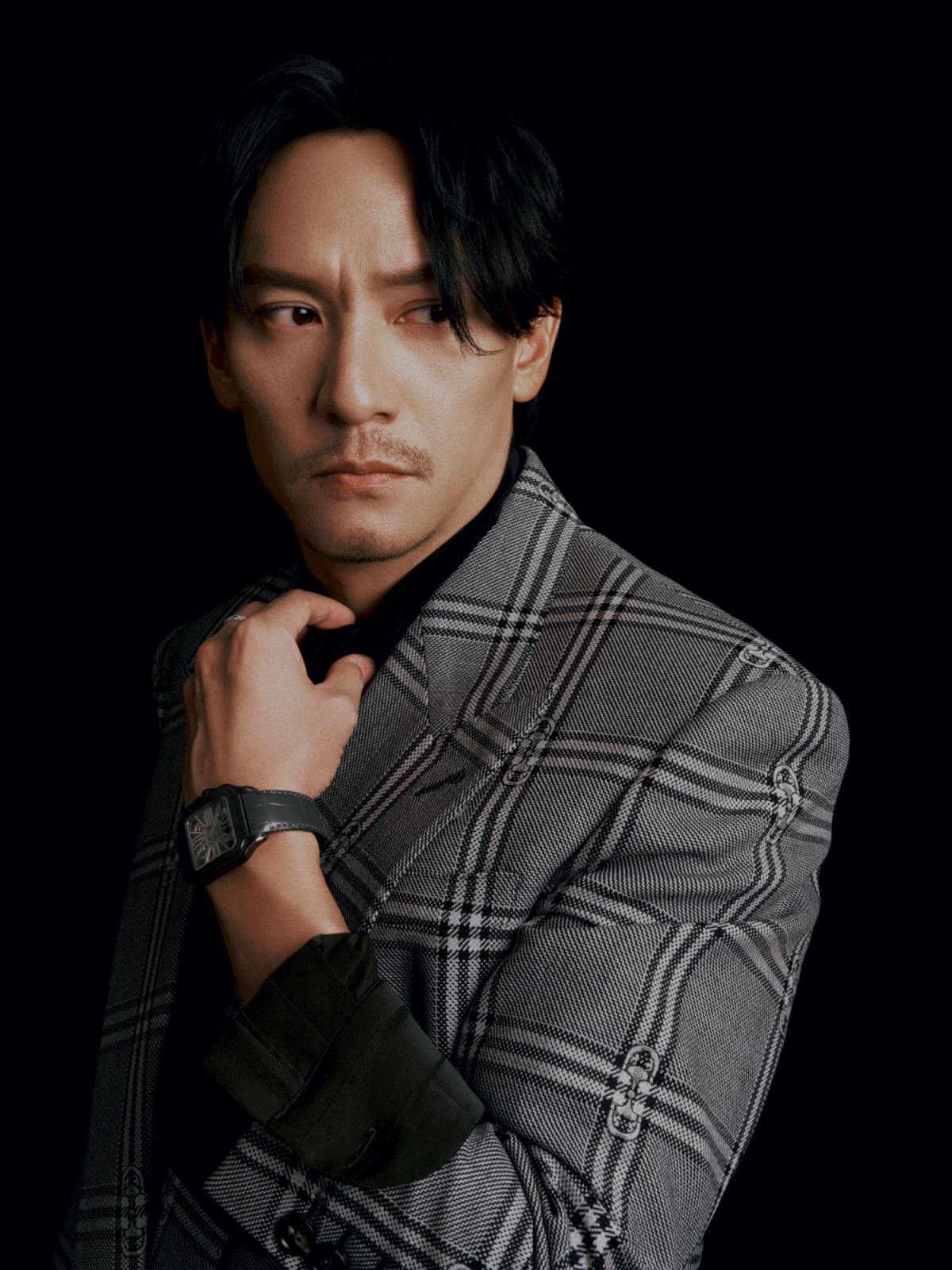張震佩戴卡地亞珠寶搭配Gucci西裝出席金馬獎。(Photo: Cartier)