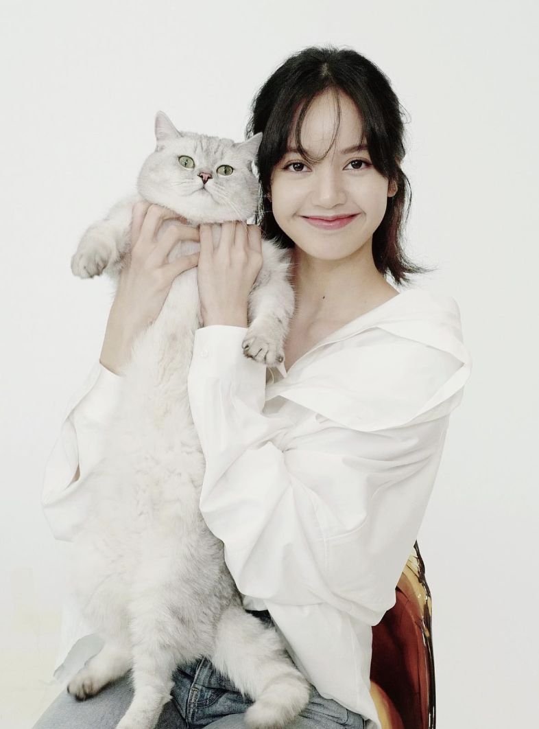 Lisa與她的愛貓(Photo: Instagram / @lalalalisa_m)
