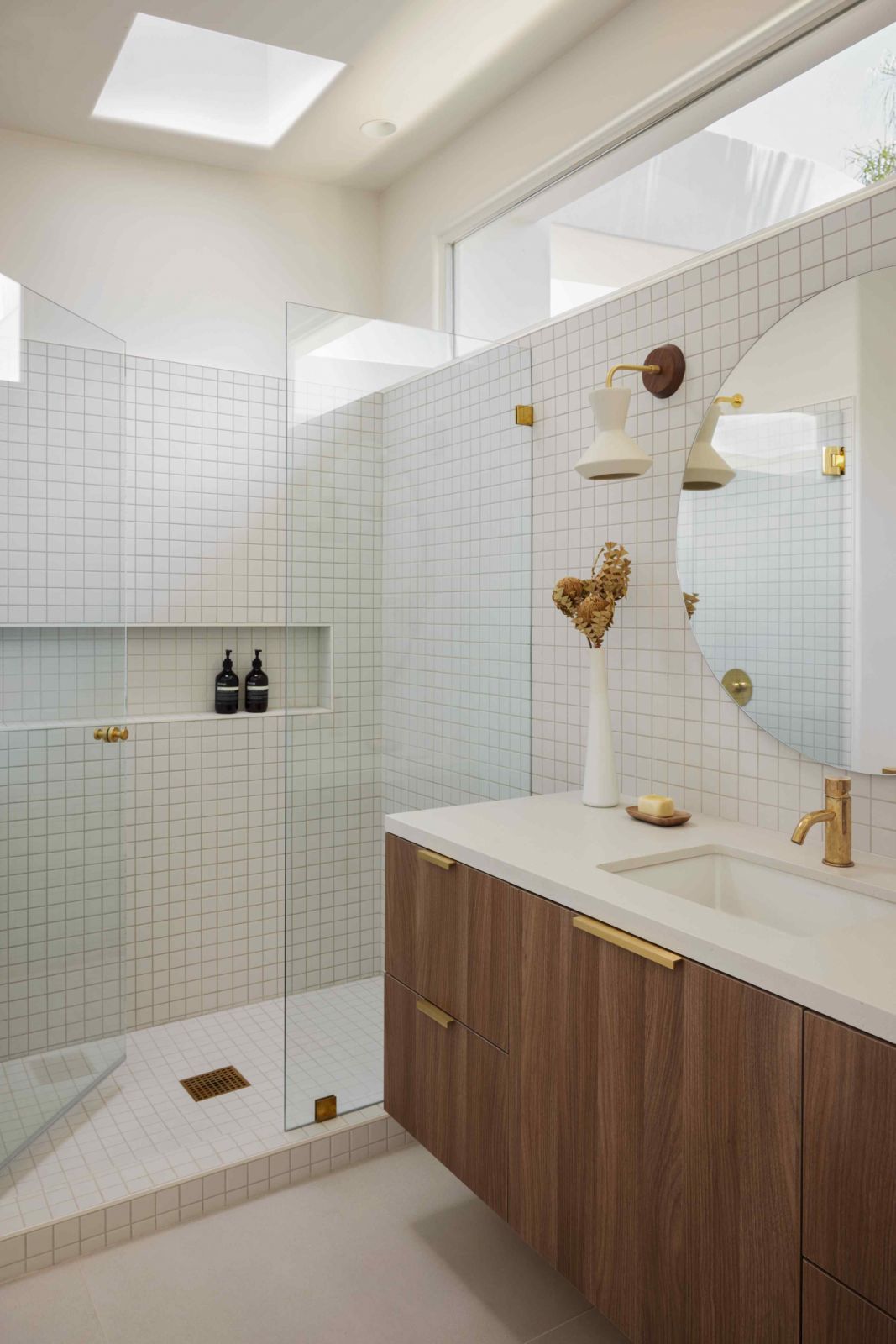 Off-white mosaic tiles for the secondary bathrooms