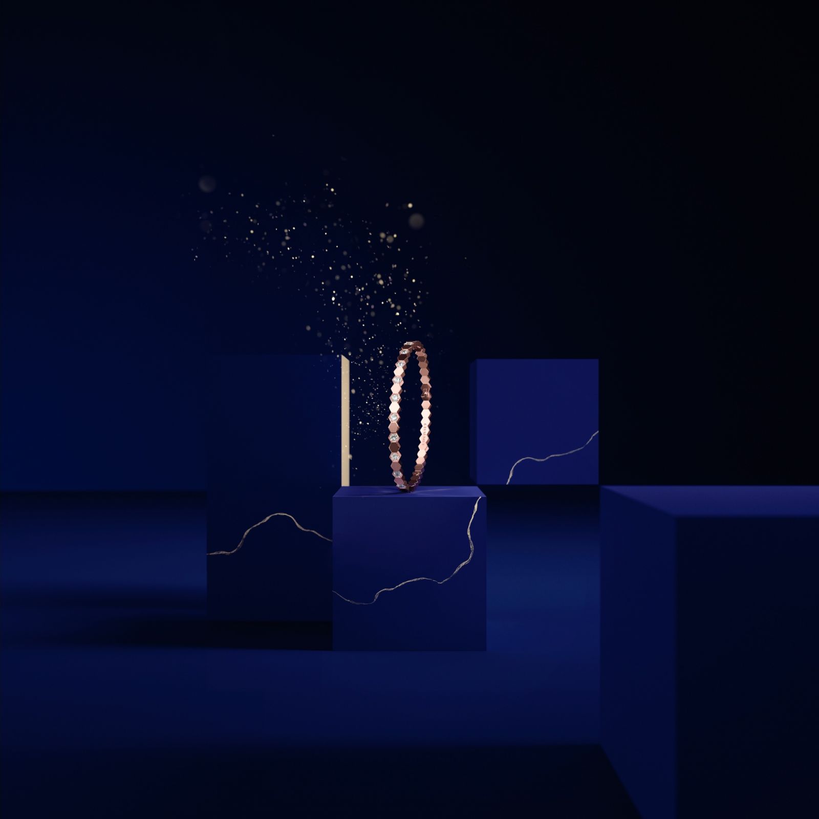 Chaumet Bee My Love系列，以蜂巢六角形的幾何圖形為靈感而創作，在內斂的視覺外觀下隱藏著甜美與動人的魅力。（Photo: Chaumet）