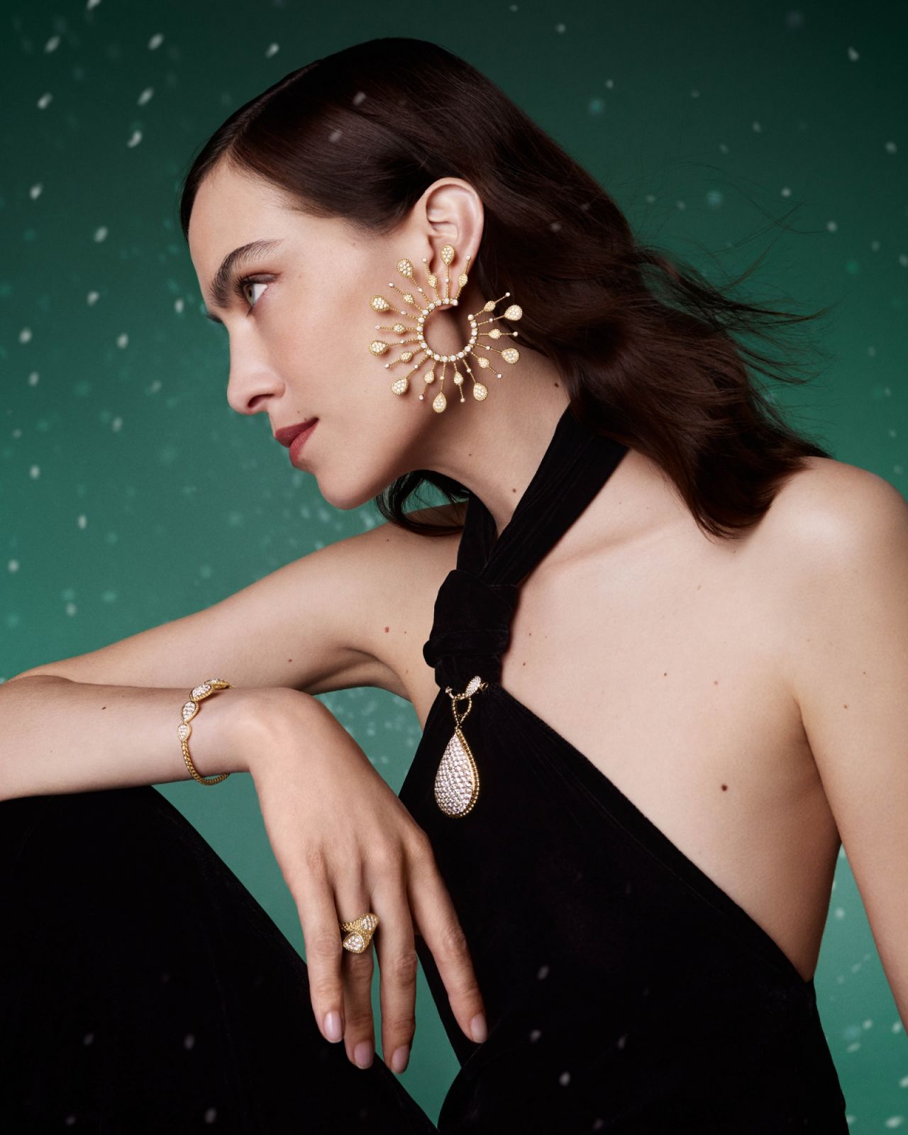 Boucheron Serpent Bohème Solarité系列作以放射狀如光芒般四射的造型恰如陽光一樣耀眼溫暖。（Photo: Boucheron）