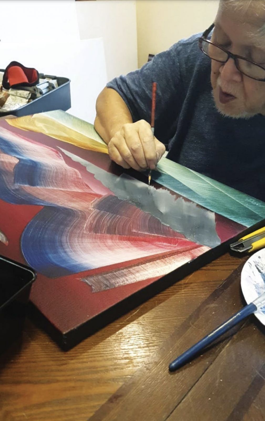 Abstract painter Justin Nuyda (Photo: Search Mindscape Foundation)