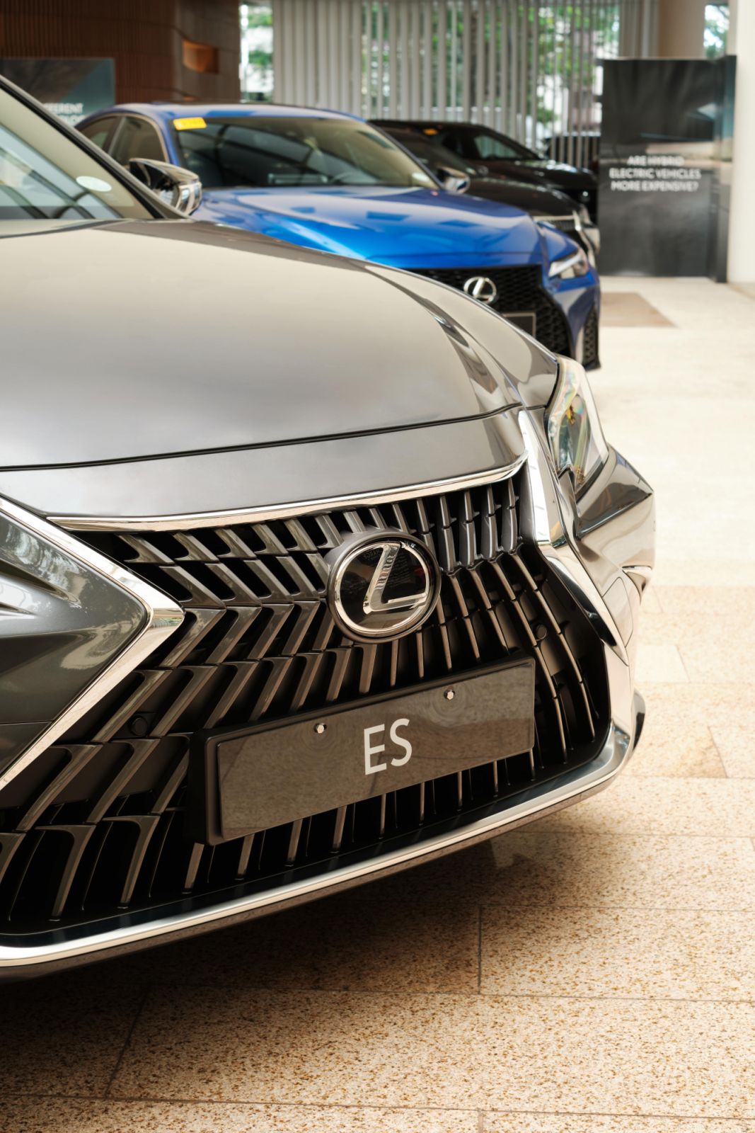 Lexus ES in Sonic Chrome