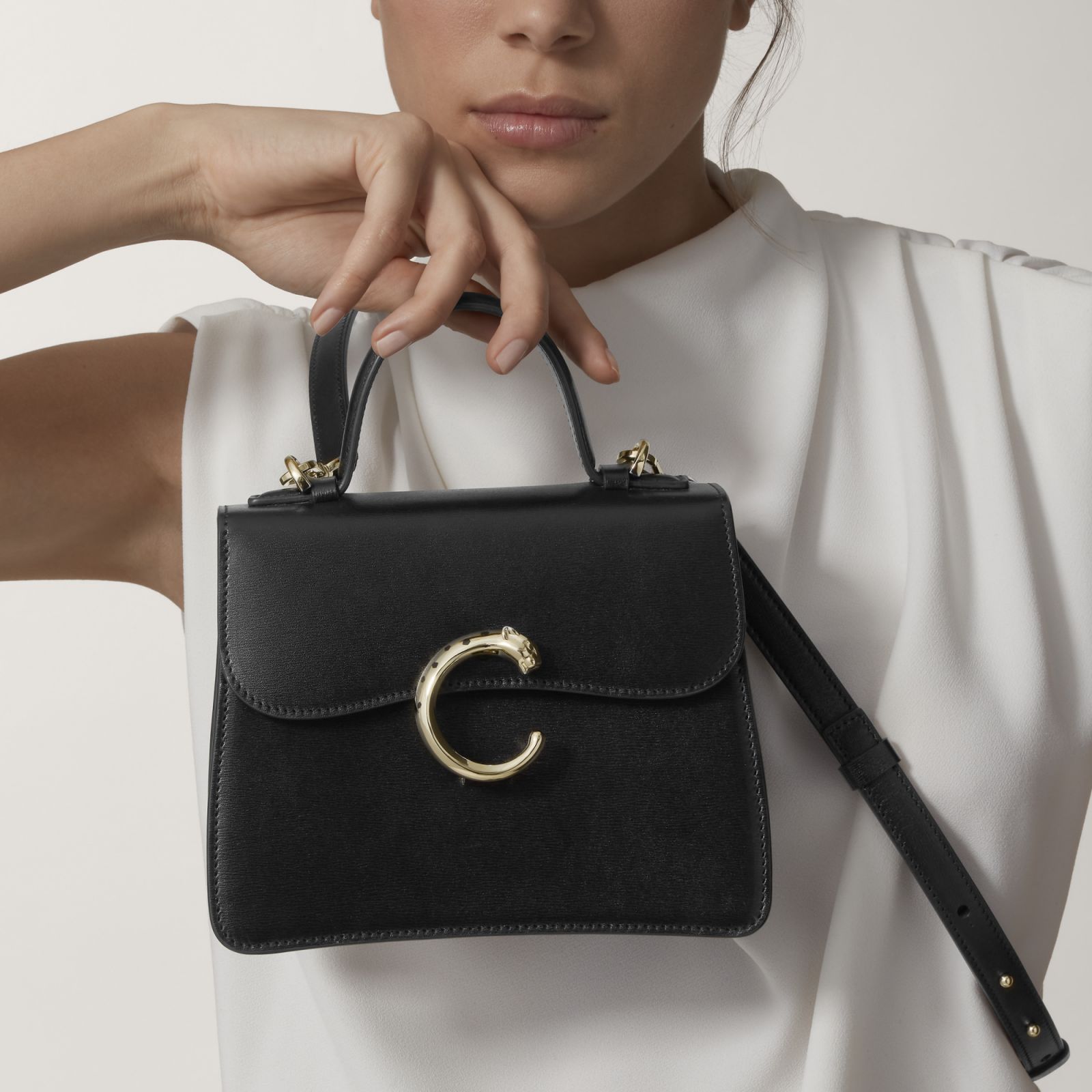 卡地亞Panthère C皮件黑色款手提包。(Photo: Cartier)