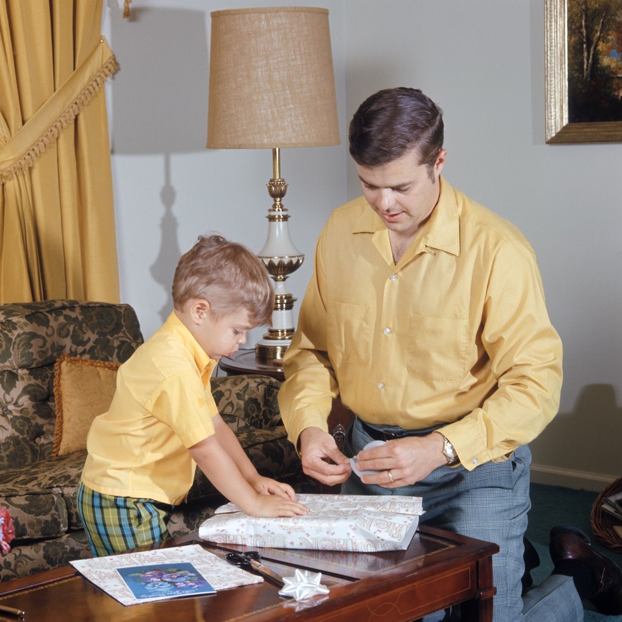 1970s FATHER AND SON GIFT WRAPPING (Photo by H. Armstrong Roberts/ClassicStock/Getty Images)