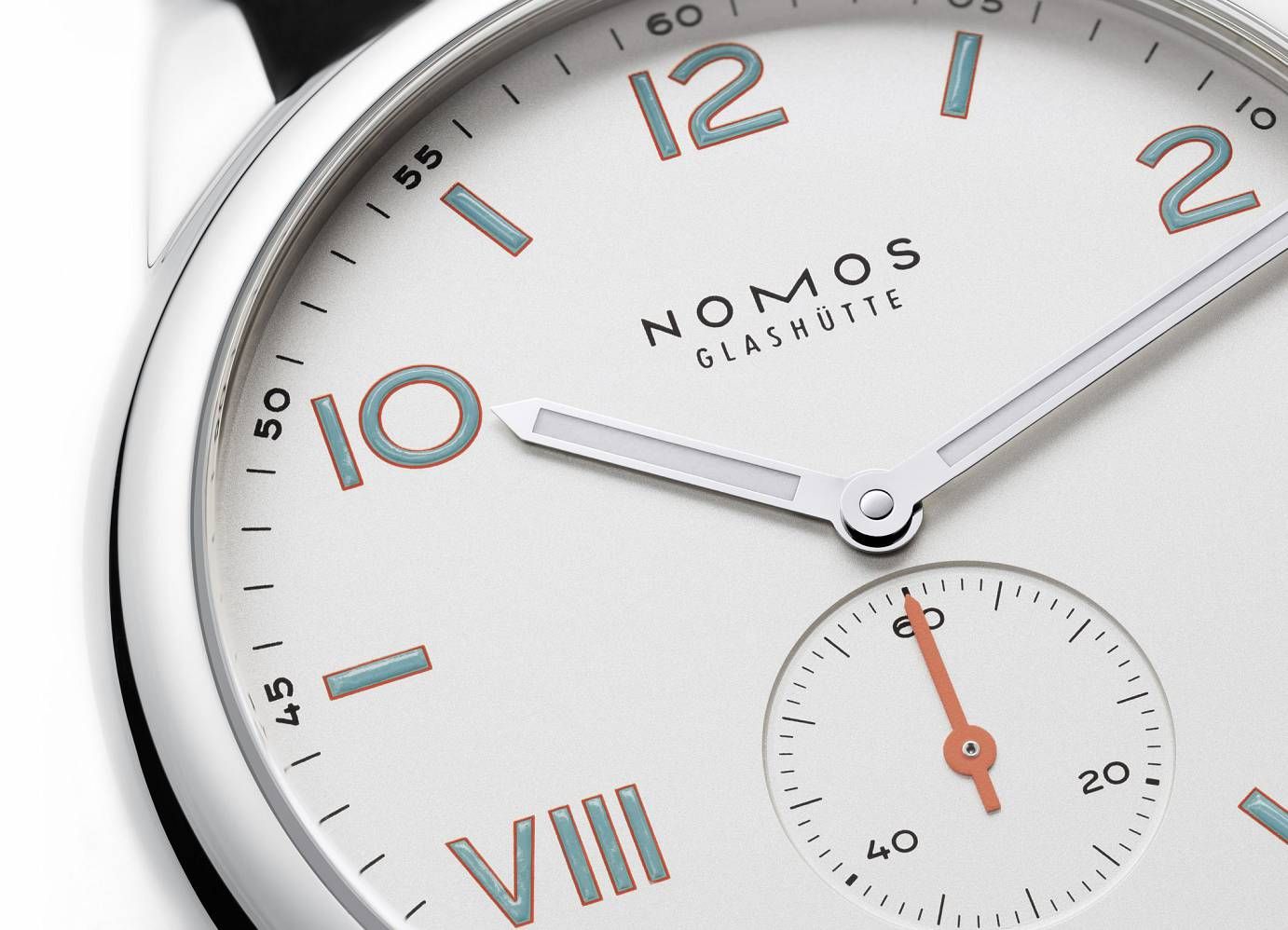 Nomos Club Campus的加州面盤融合羅馬數字與阿拉伯數字時標，在視覺上增加與眾不同的韻律。（Photo: Nomos Glashutte）