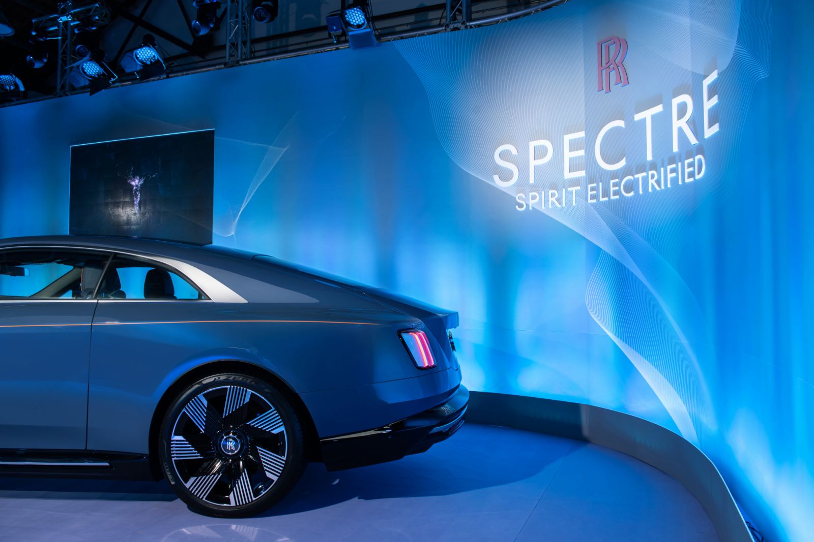 Spectre 車身外觀斜背式設計如汽車和船艇