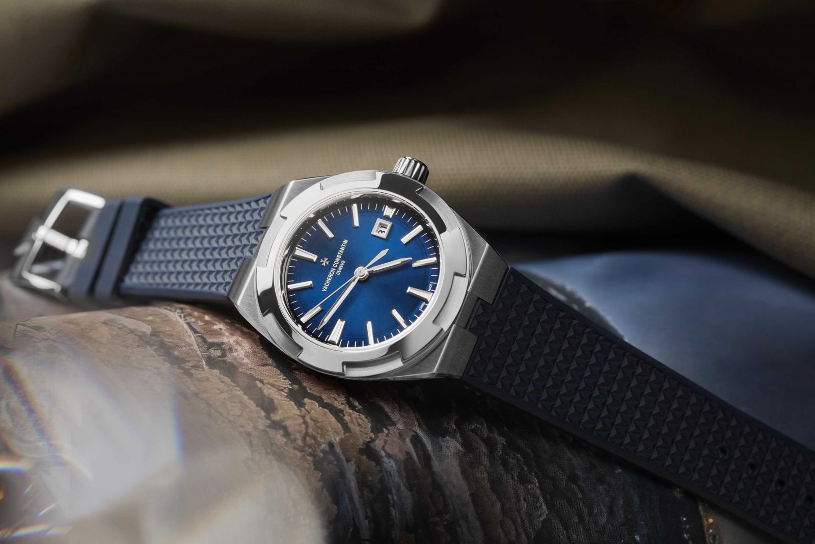 江詩丹頓Overseas精鋼自動腕錶可搭配精鋼錶帶或是橡膠錶帶。（Photo: Vacheron Constantin）