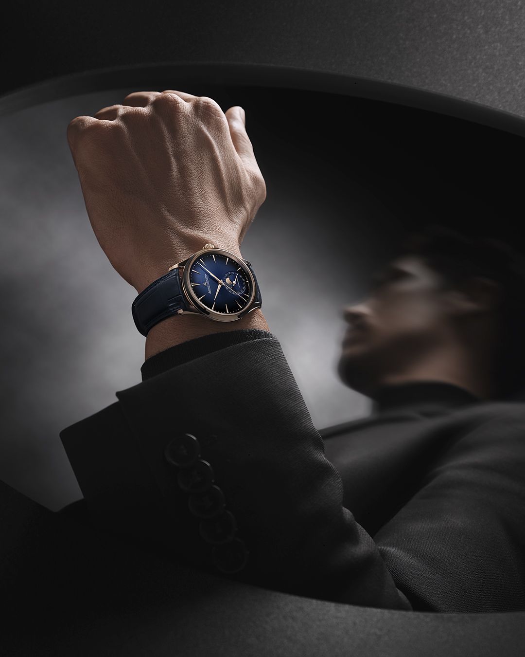 積家Master Ultra Thin Moon系列十分適合搭配正裝佩戴。（Photo: Jaeger-LeCoultre）