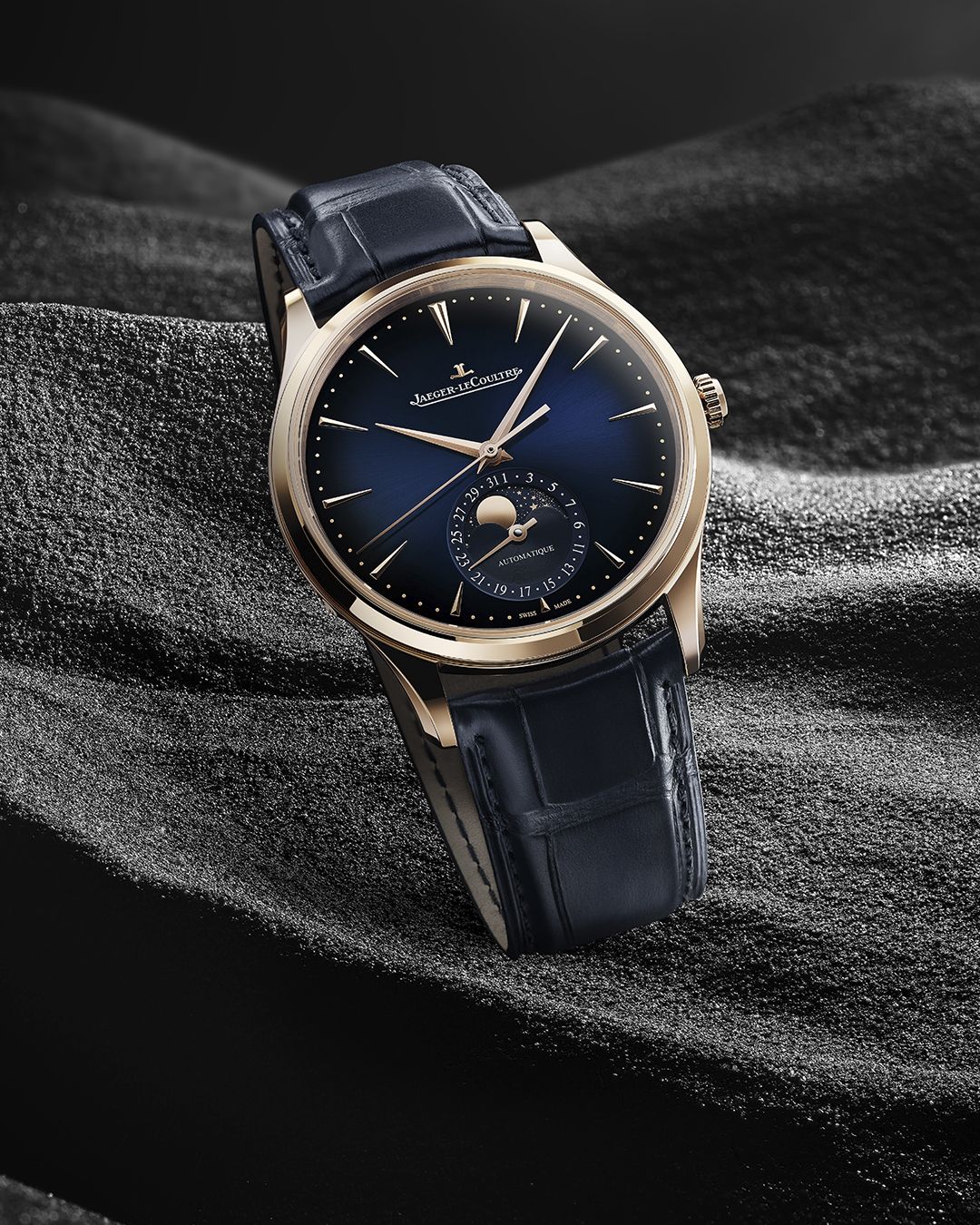 新推出的Master Ultra Thin Moon系列搭配午夜藍色錶盤以及玫瑰金錶殼。（Photo: Jaeger-LeCoultre）