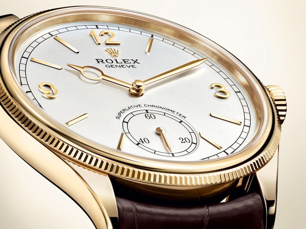 Perpetual 1908錶盤以18K黃金鑲嵌出3、9、12阿拉伯數字時標，6點鐘位置設置小秒針錶盤。（Photo: Rolex）