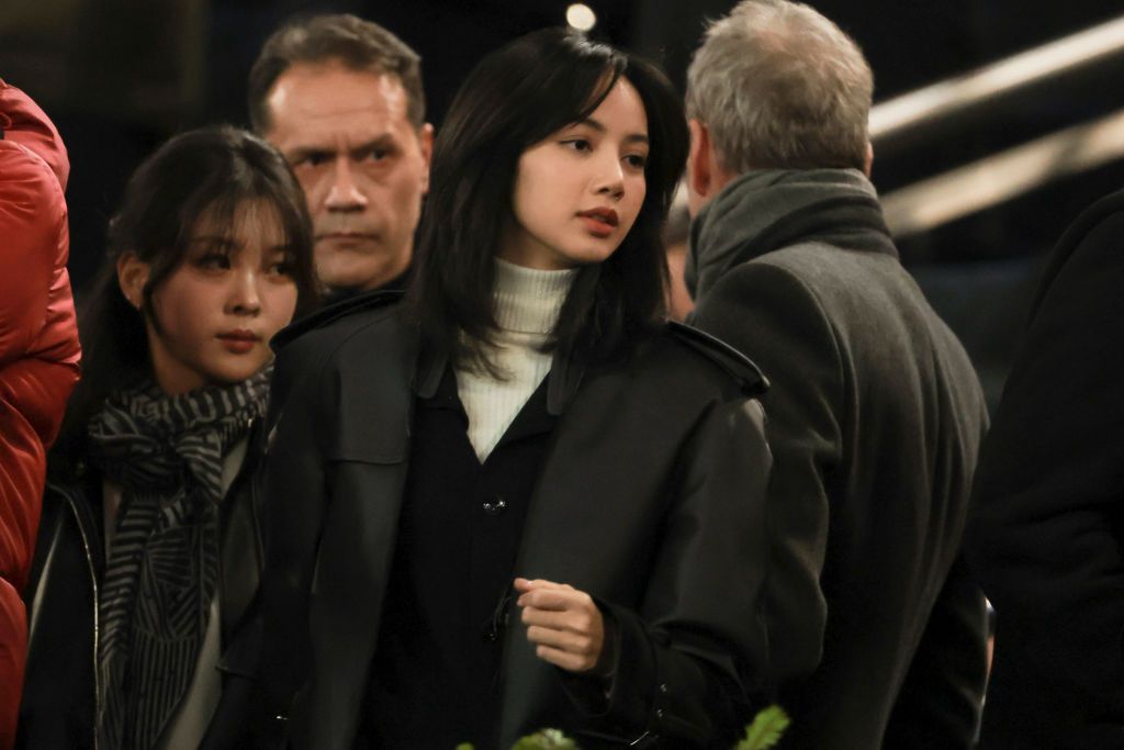 Lisa contract renewal YG Entertainment