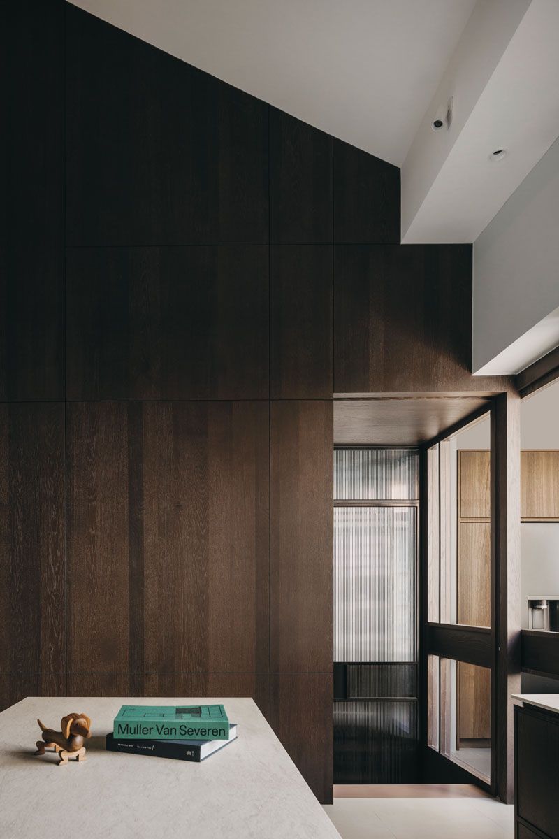 The full-height wood cladding on the walls emphasises the lofty dimensions of the master suite