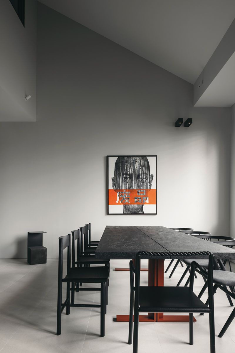 The Artek Rope chair by Ronan & Erwan Bouroullec is among the stately black seats selected for this dining setting