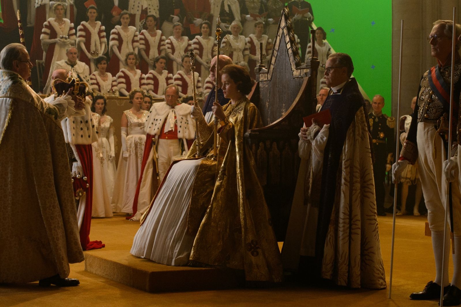 Claire Foy飾演英女王在加冕大典上身穿之全套禮服。(Photo: Netflix 2020, Inc.)