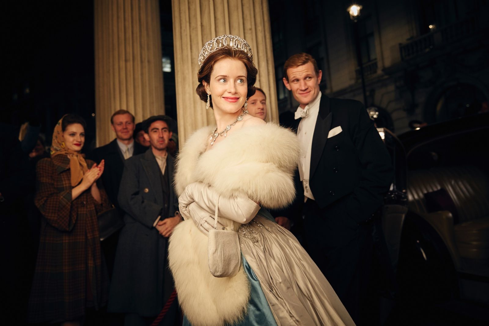 劇照中Claire Foy飾演英女王身穿粉藍色舞會長裙連珍珠配飾。(Photo: Netflix 2020, Inc.)