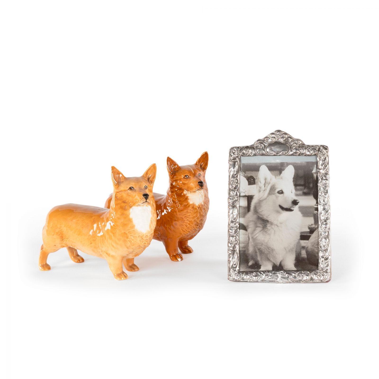 兩件「Beswick」陶瓷柯基犬模型,以及附上柯基犬黑白照片的銀色相框,估價:200-300英鎊。(Photo: Bonhams)
