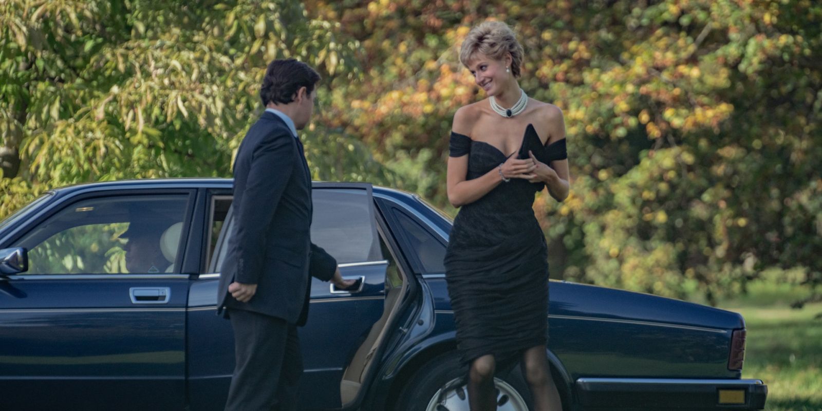 第五季中由Elizabeth Debicki飾演戴安娜王妃穿上「復仇之裙」現身的場景。(Photo: Netflix 2020, Inc.)
