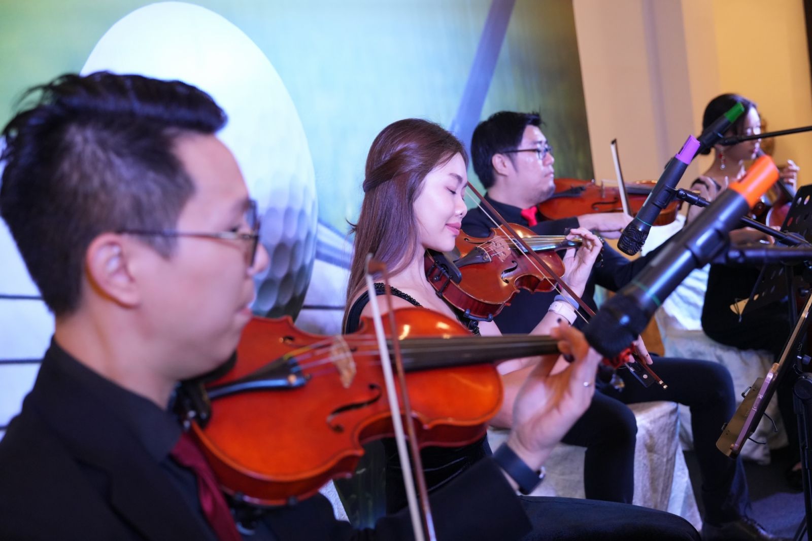 Participants at the pre-dinner cocktail event indulge in the enchanting ambiance, accompanied by a delightful serenade performed by a string quartet
