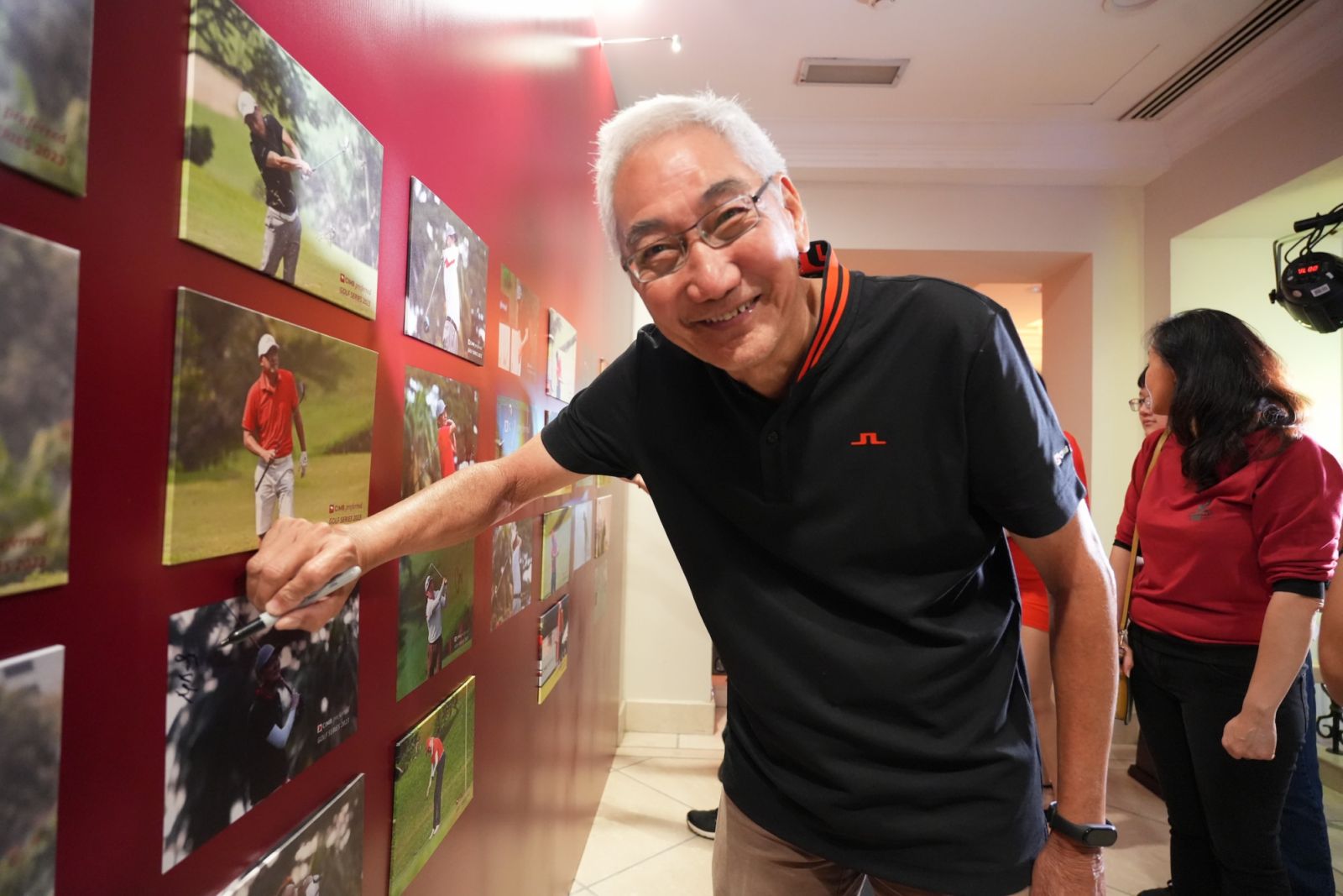 It was all smiles for the participants to join the Wall of Fame one signature at a time