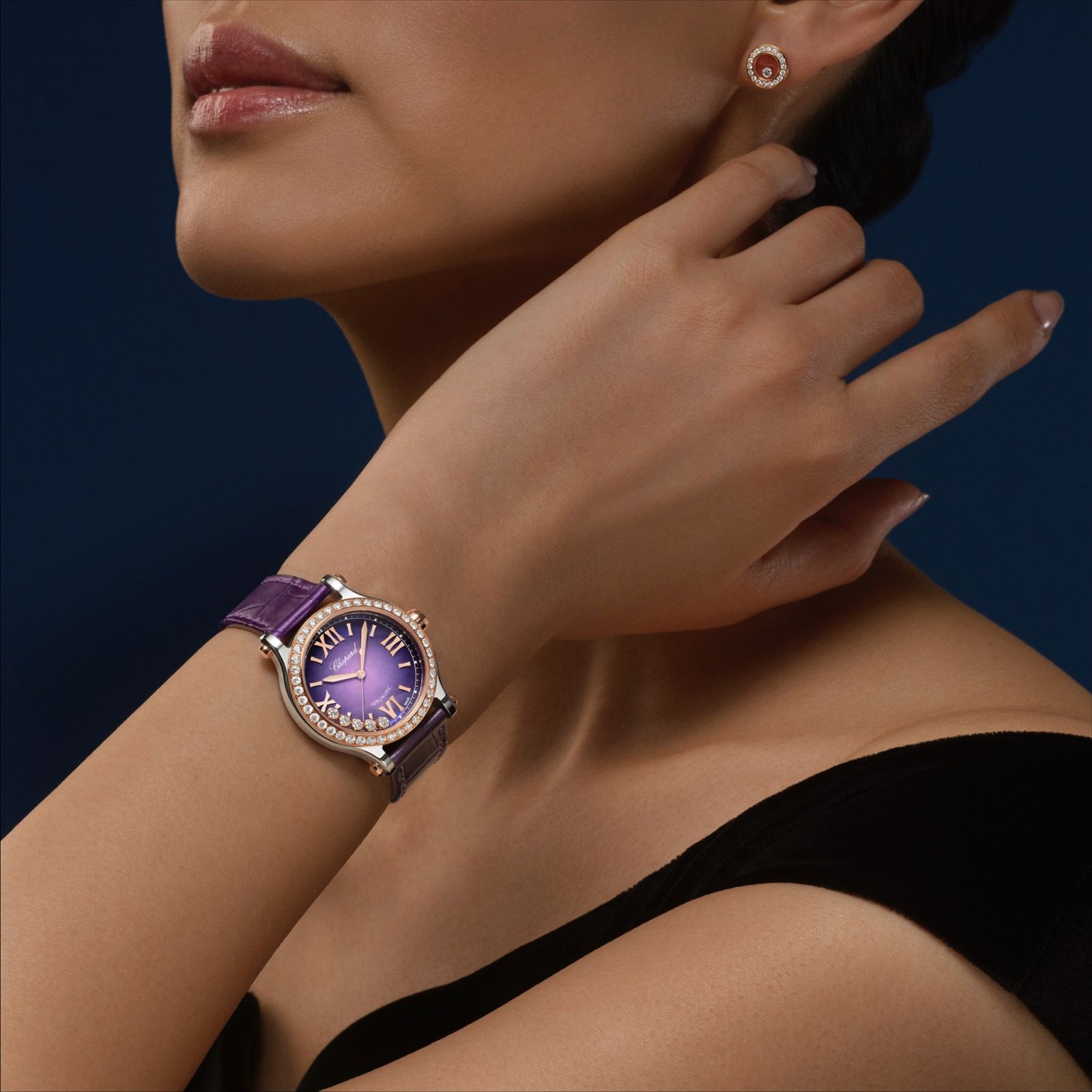 模特兒佩戴Happy Sport「午夜紫」款式腕錶(Photo: Chopard)