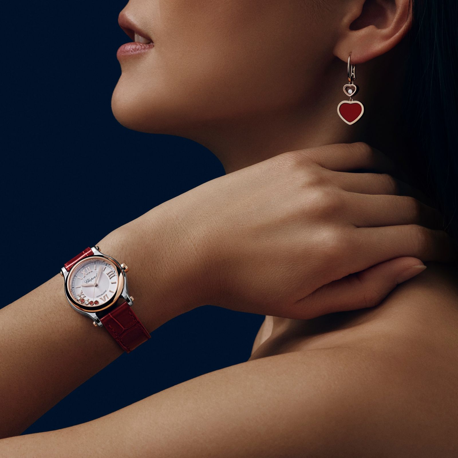 模特兒佩戴蕭邦Happy Sport紅色鱷魚皮錶帶款式。(Photo: Chopard)