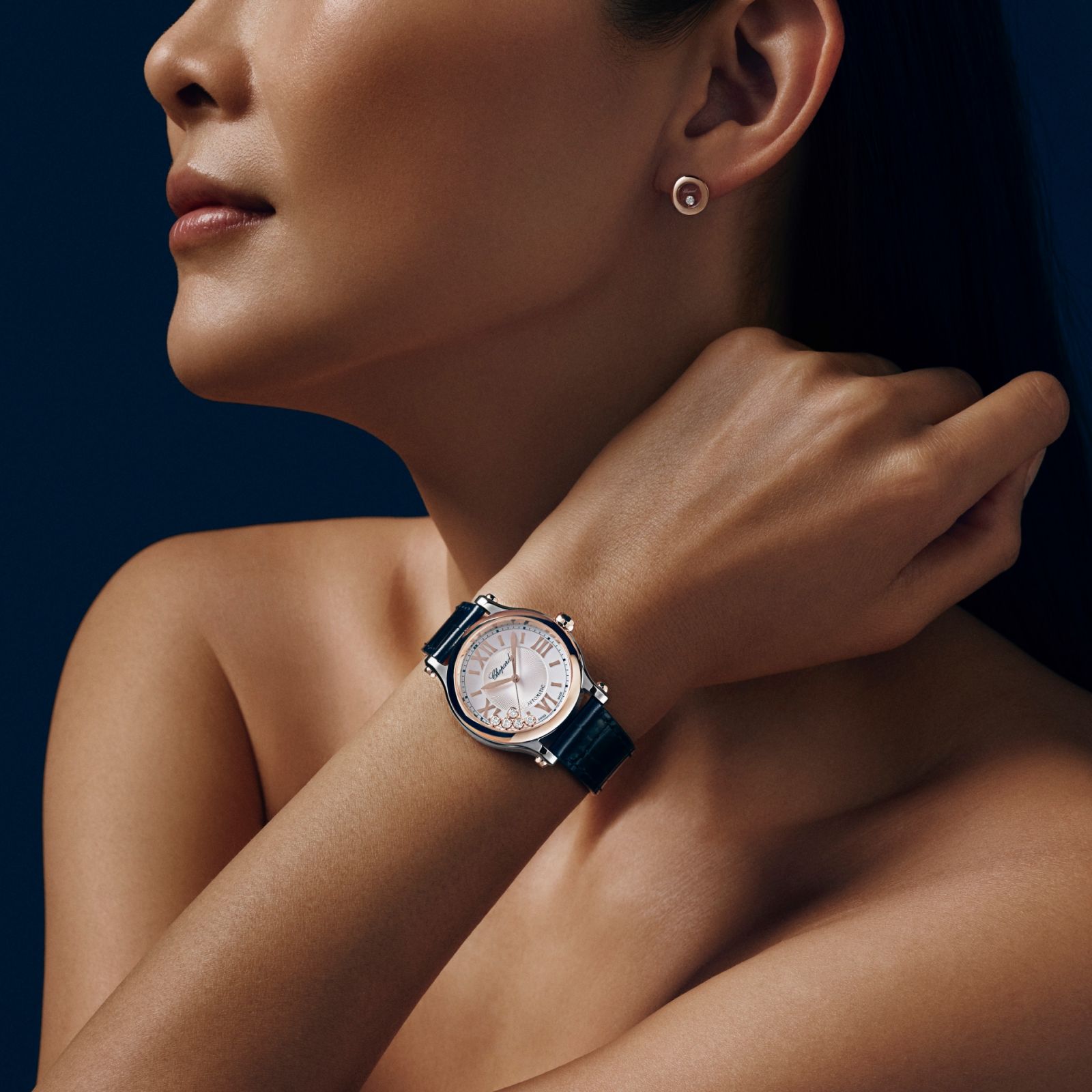 模特兒佩戴Happy Sport系列以「黃金比例」概念打造的款式。(Photo: Chopard)