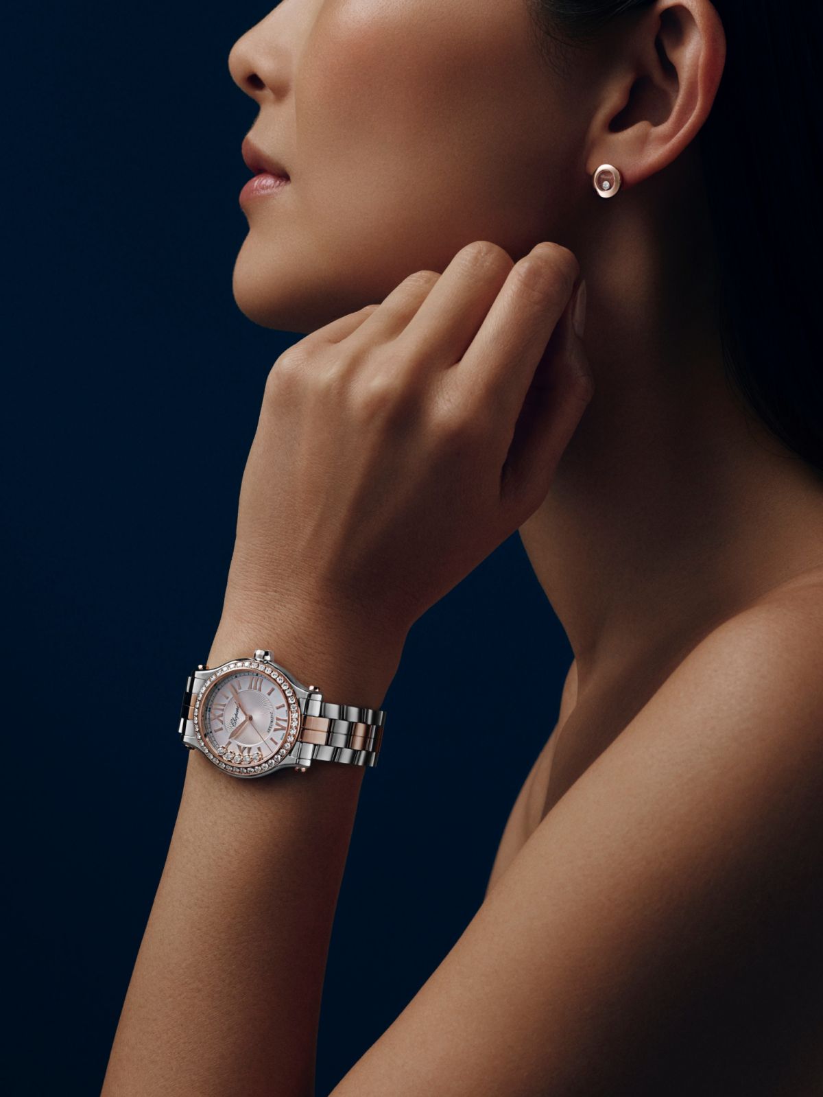 模特兒佩戴Happy Sport鑲鑽腕錶。(Photo: Chopard)