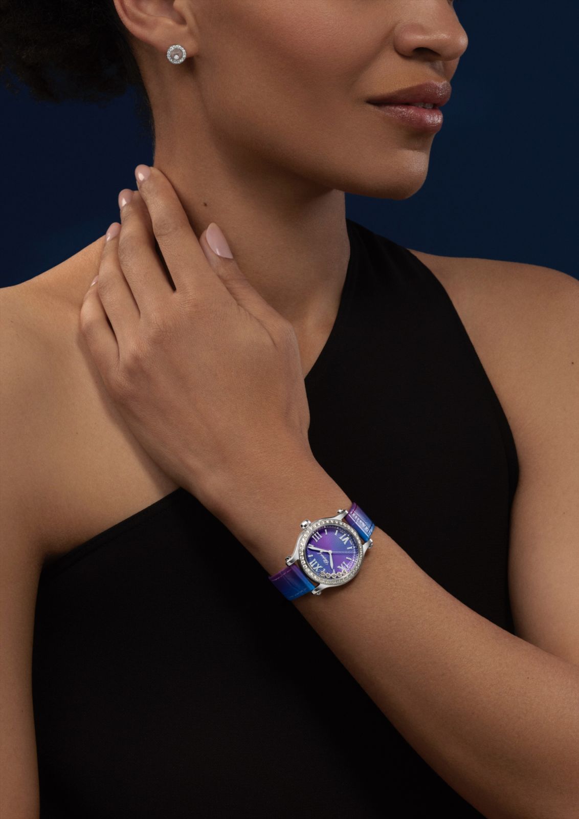 模特兒佩戴Happy Sport「靜謐紫」款式腕錶。(Photo: Chopard)