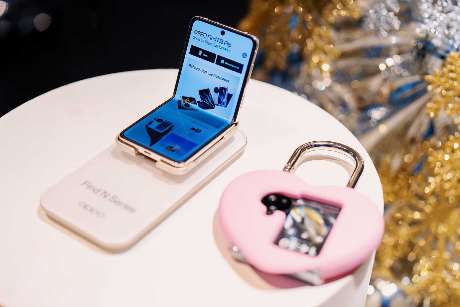 An OPPO Find N3 Flip on display